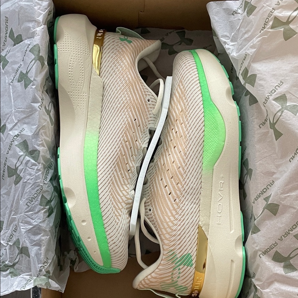 Under Armour Athletic Shoes - Cream and Green Men’s 11.5 running - Picture 2 of 9